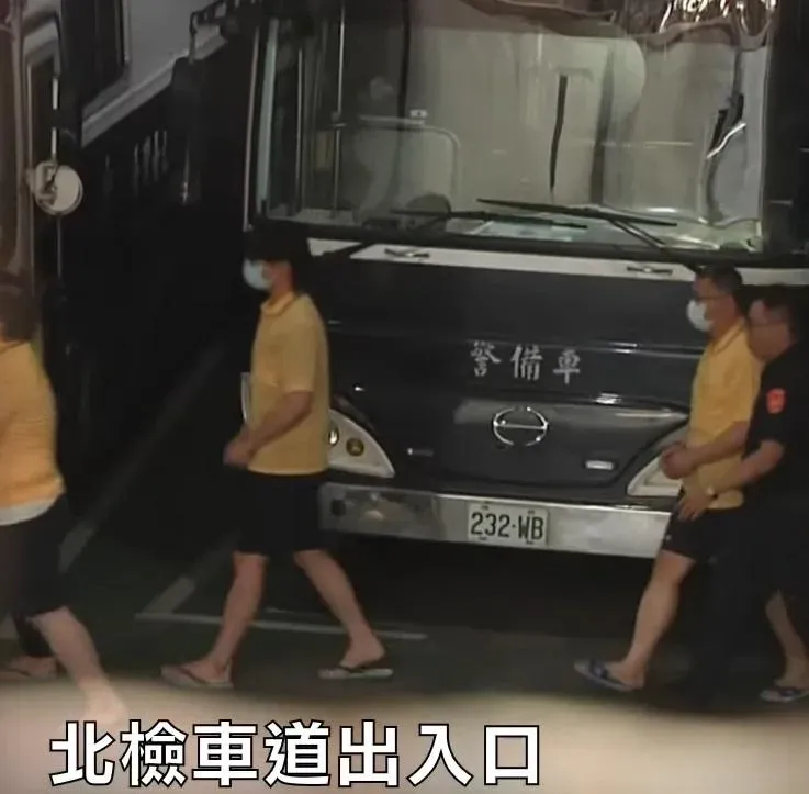快訊/柯文哲羈押Day6檢方借提偵訊　上銬身穿黃POLO衫、藍白拖、黑短褲