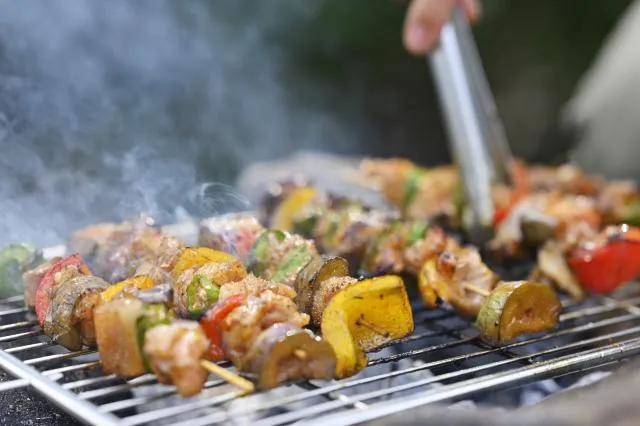 中秋烤肉鮮食「保麗龍盤」丟錯恐噴6000元！正確處理方法曝