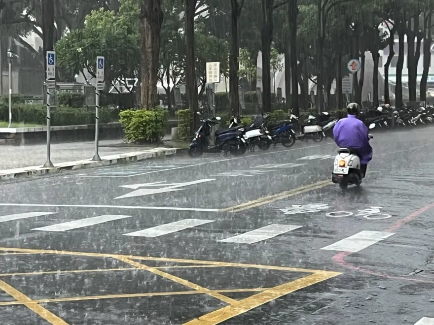 3縣市大雨特報！北台灣急變天「氣溫直降8度」　雨彈灌爆2地區
