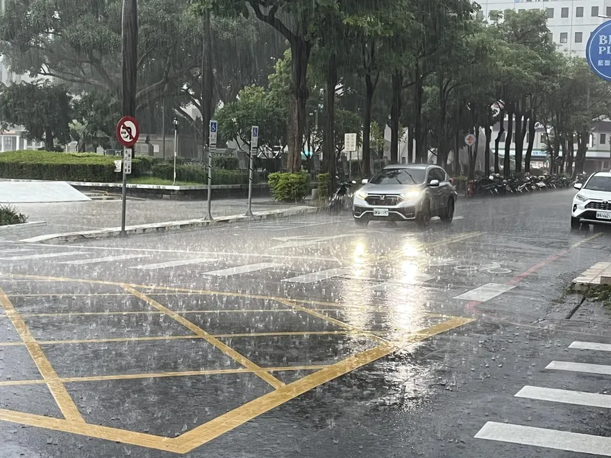 丹娜絲外圍環流甩雨！屏東、台東大雨特報　下到明天
