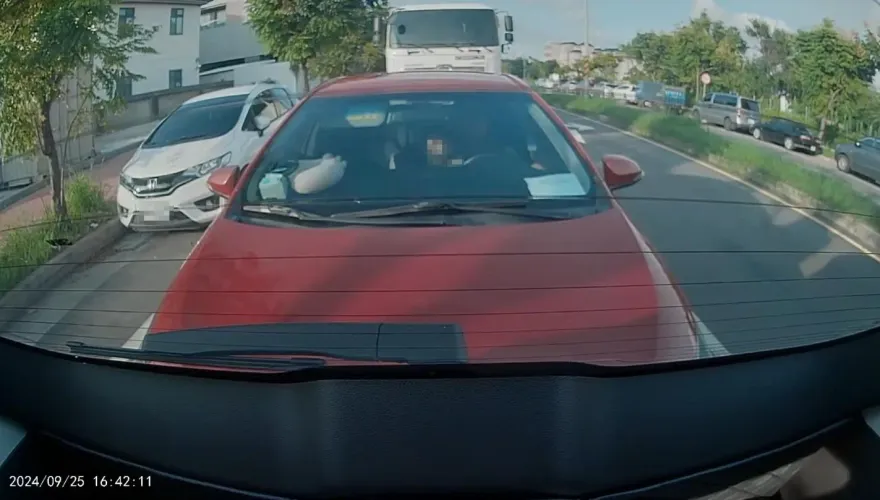 尷尬了！副駕女等紅燈低頭「口愛」　苗栗男駕駛「8秒軟腳」衝撞前車