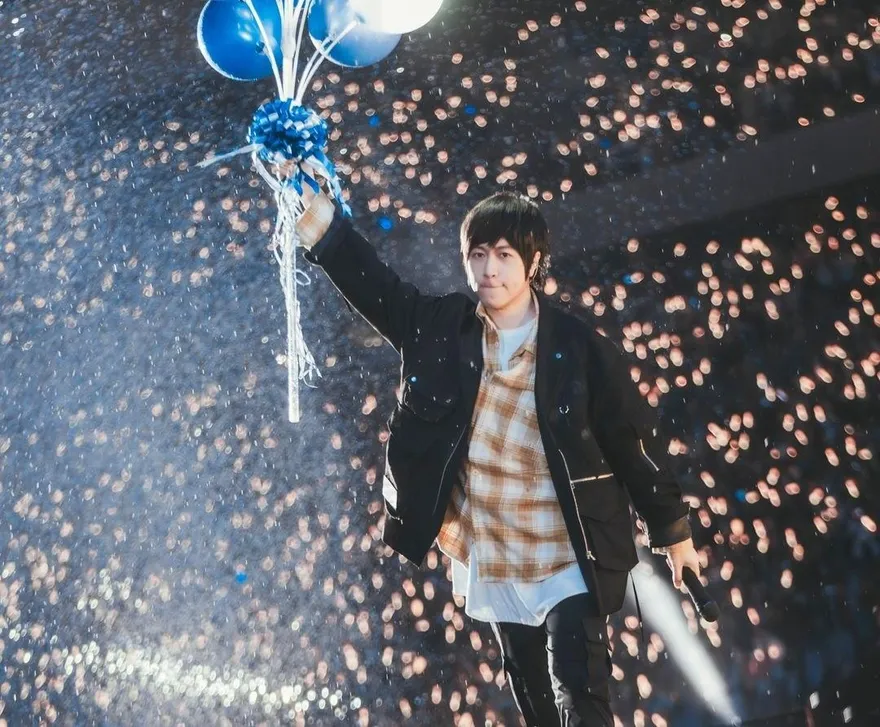 五月天阿信「跌落舞台」濺血！相信音樂：狀況良好平安