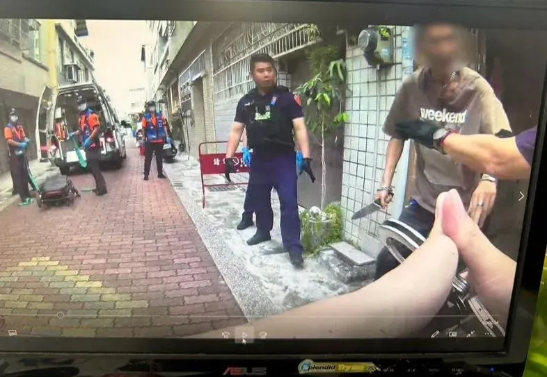 影/砍警畫面流出！台南惡男情緒不穩持刀猛刺　波麗士穿防彈衣「險肚破腸流」