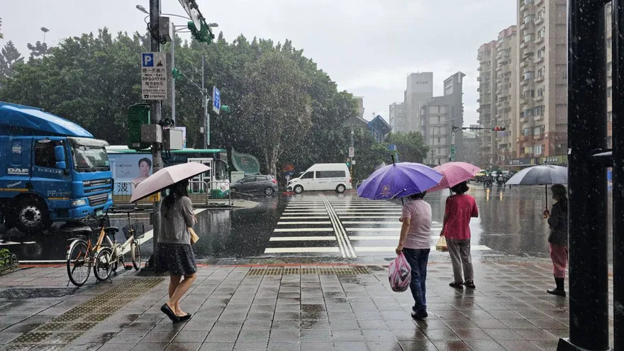 幾乎全台浸水中！15縣市大雨特報　當心雷擊、強陣風