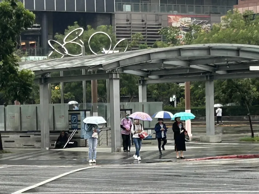 午後雨彈續炸！花蓮入夜仍有大雨　新鋒面週末挾雨報到
