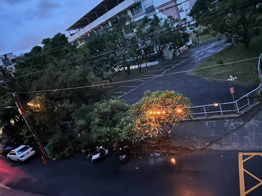 「康芮」最強核心進東部！高雄左營傳電桿電線爆炸　幸無傷亡