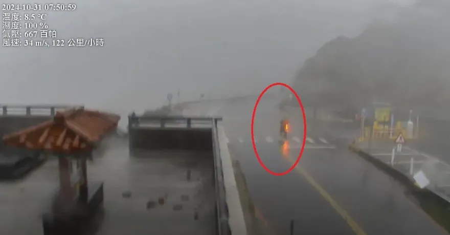 影/合歡山颳破紀錄強風！機車裝翅膀「硬幹上武嶺」左右搖晃　鏡頭君都錄下了
