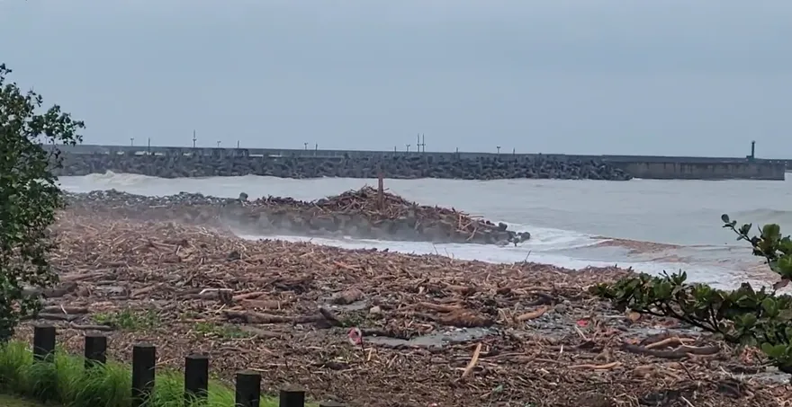 強颱樺加沙將發陸警！民眾勿擅撿漂流木　遠離河川、沿海區域