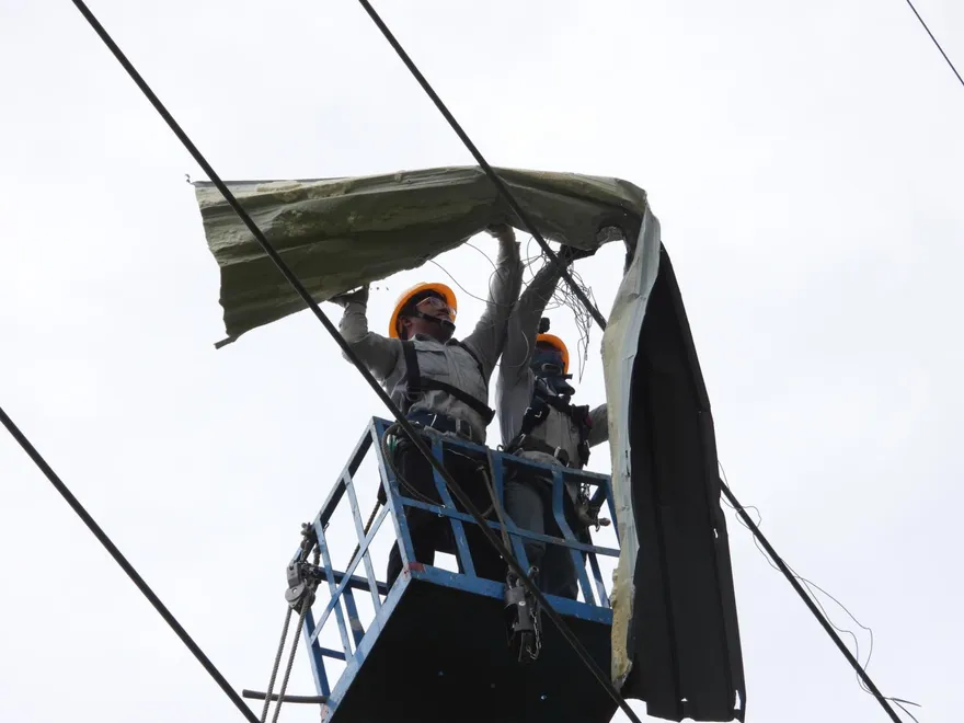 新港鄉30處電桿高壓線綁紮脫落！1693戶摸黑熱翻了