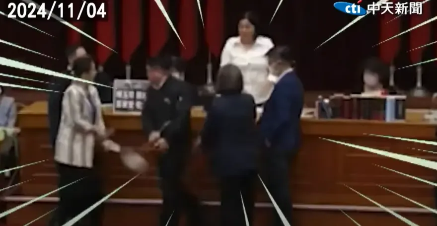 影/大新聞大爆卦　暴力杯葛？吳秉叡抓狂摔麥　藍議員：我要是他的選民會做這事