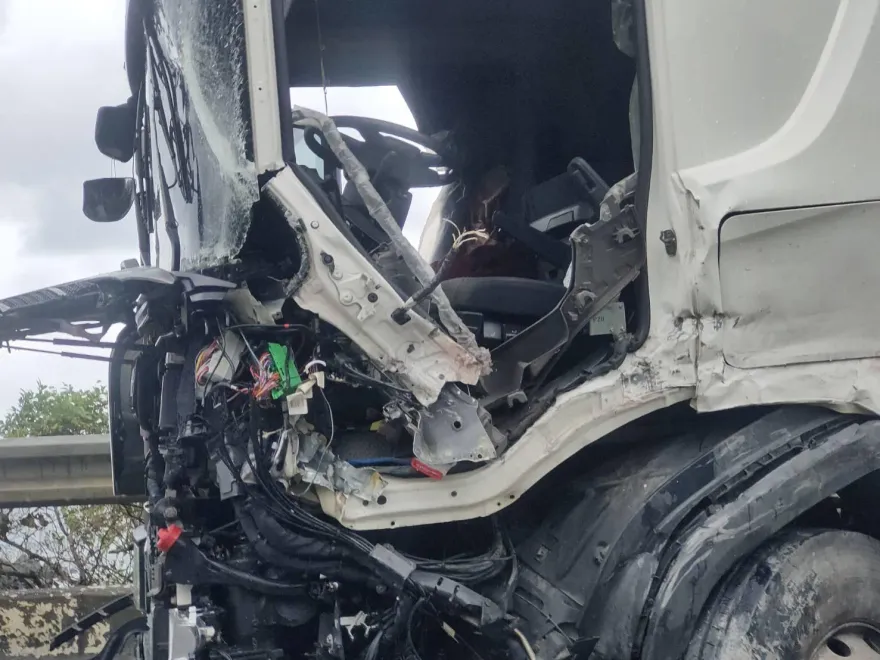 影/宜蘭曳引車「轉彎暴甩對向車」！車頭全毀　1傷送醫