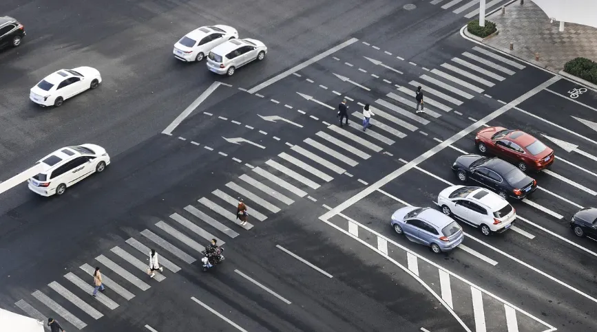 網謠傳「紅燈右轉罰5400、三次吊照」　警：假訊息