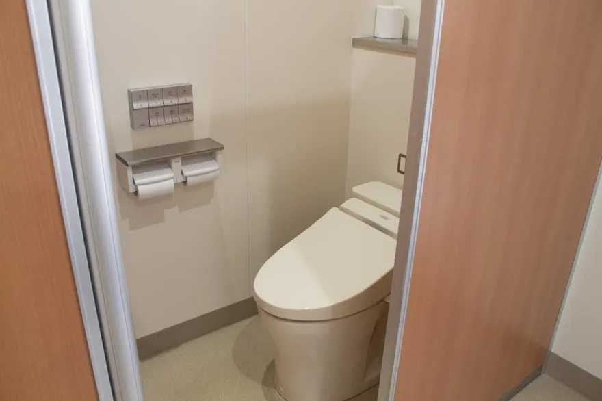 服用止痛藥尿液竟呈紅色？藥師：多為藥物代謝…不是出血