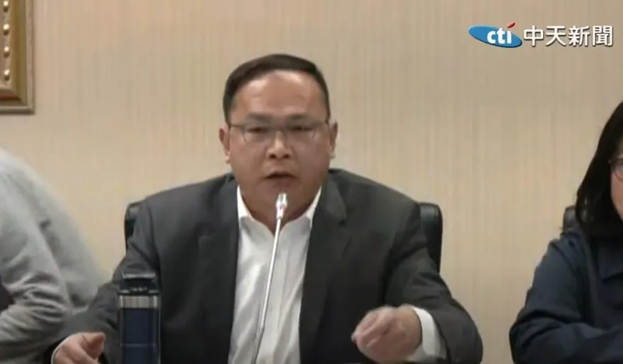 王義川拿2400元粉底液攻擊盧秀燕　民眾黨婦委會轟：女性尊嚴不該被踐踏