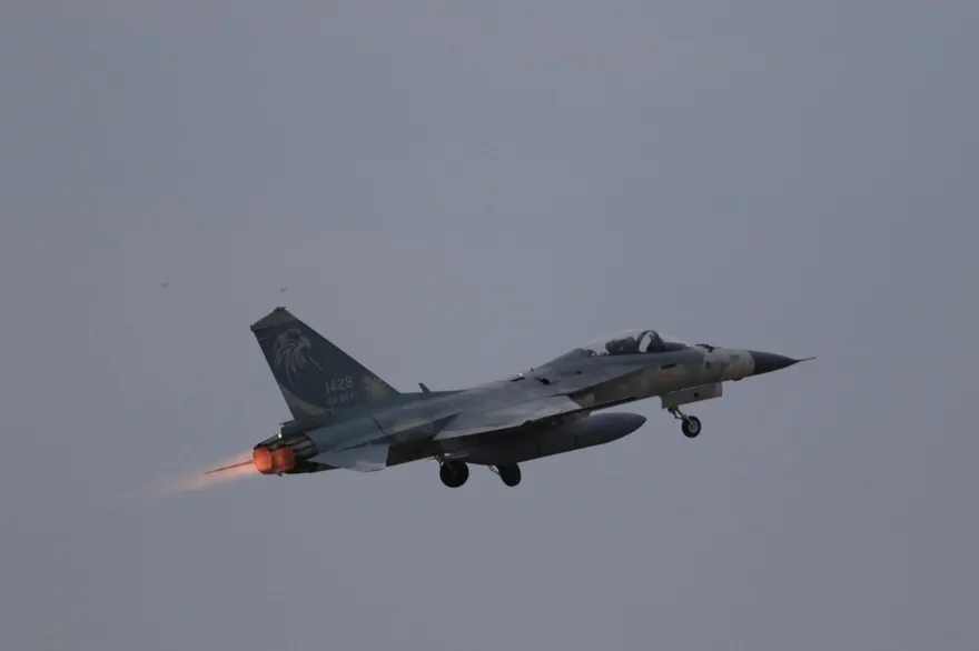 IDF戰機清泉崗降落時驚見麻布袋！民航機險遭影響