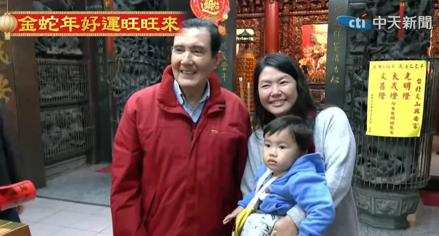馬英九抱小女孩舊照曝光　網友後悔當年被帶風向批評