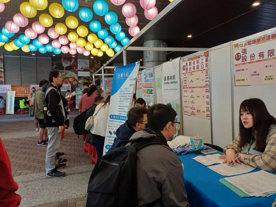高雄徵才鴻海台積電都有！704人次面試　初媒合率達42％