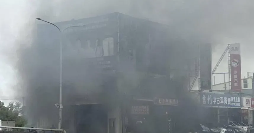雲林沙灘車店惡火狂燒！廣告帆布突起火　1公里外驚見濃煙