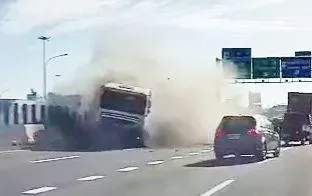 影/奪命瞬間！國1高雄端碎骨死亡事故「大車衝破護欄逆向停下」
