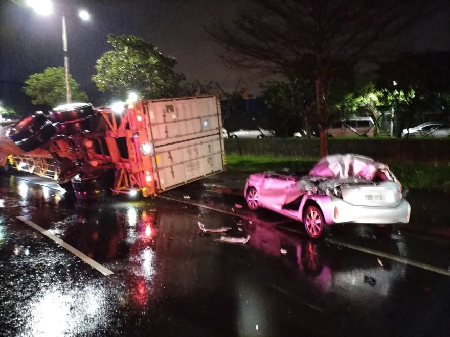 基隆驚悚車禍！貨櫃車不明原因翻覆　5車遭輾壓淪肉餅