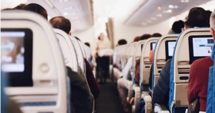 飛機上要水按服務鈴超NG　前空服員：直接去廚房索要