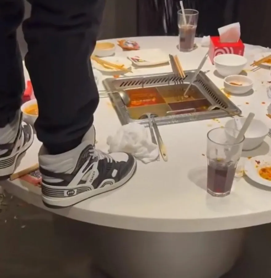 好貴一泡尿！陸海底撈「小便門」一審出爐　2少年判賠936萬