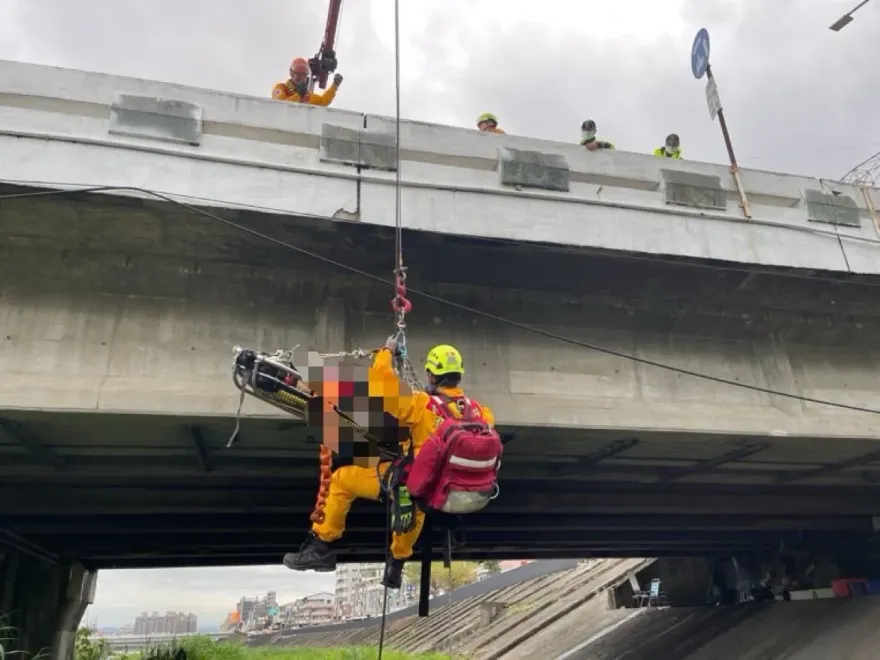 台中精武橋出事了！60歲女疑身體不適墜溪命危　消防急救援