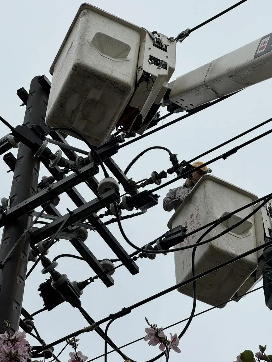 桃園電線走火！　火光迸濺嚇壞路人　釀2143戶停電