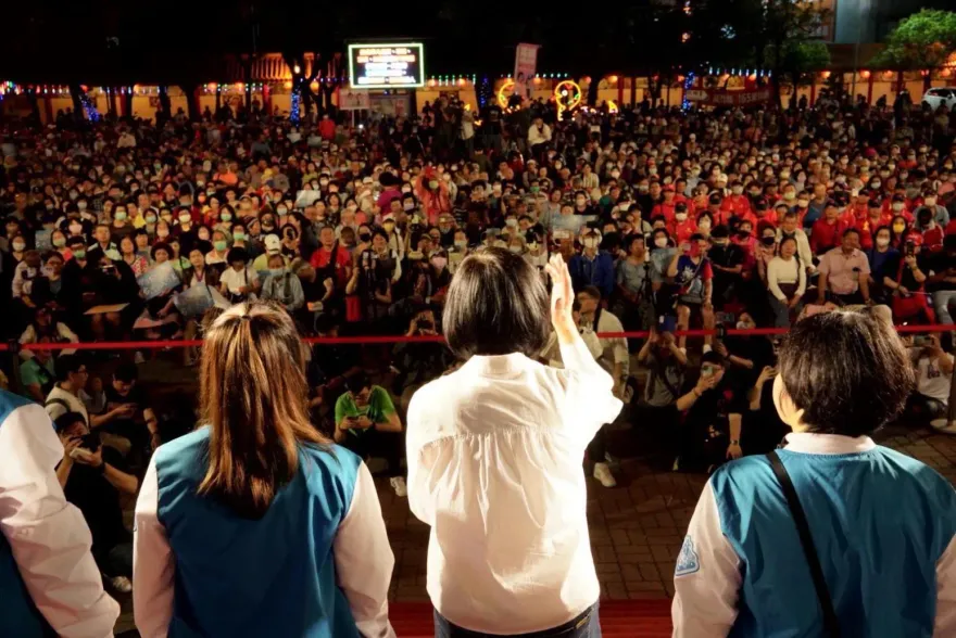 高雄起風了？！柯志恩PO震撼照片　國民黨龍成宮開講人潮爆炸