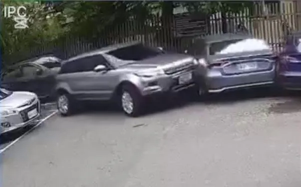 影/三寶遇火爆猴！彰化男不爽車被「關廁所」怒撞開路
