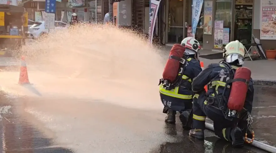 影/台中南屯瓦斯外洩　消防員路口緊急灑水