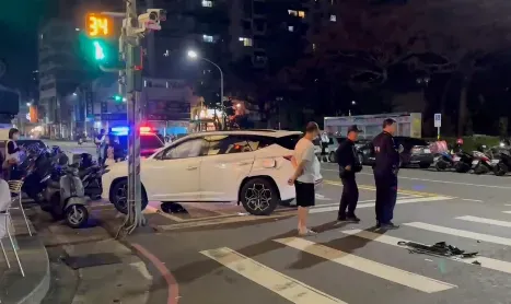 高雄街頭飛車追逐！賓士男疑買車不落款　遭圍毆打破頭