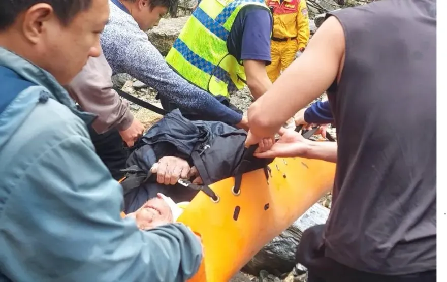 花蓮驚悚意外！男「連人帶車」摔下產業道路旁山谷