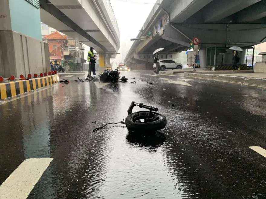大雨奪命！新莊騎士自撞橋墩「失血過多」爆頭亡　車輪分離