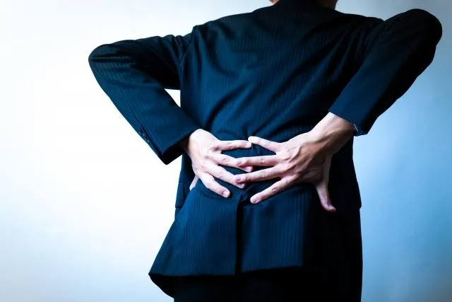 他腰痛一年多痛到睡不著　脊椎長滿「痛風石」竟是元凶