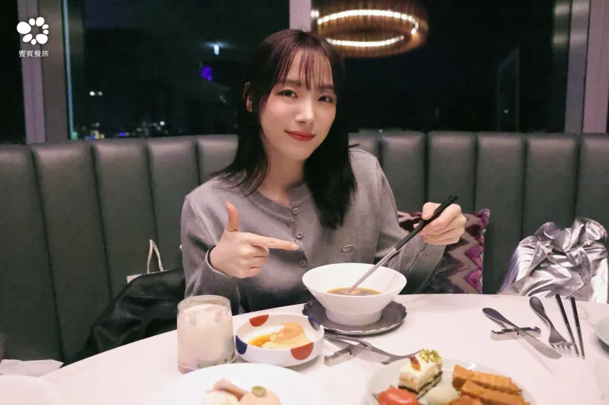 「河大叔」一到台灣搶朝聖！河智媛爽嗑牛肉麵喊：好呷