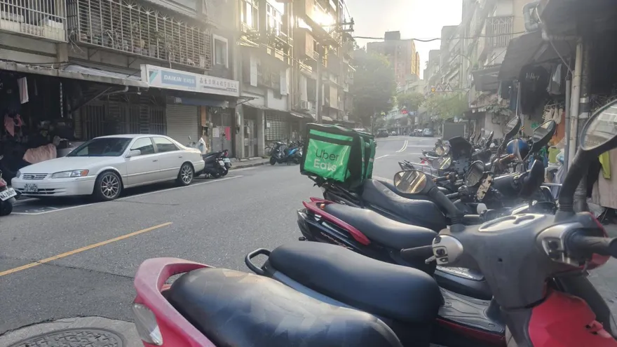 台灣落後因機車氾濫？他怒轟「台人太懶」　兩派網友戰翻