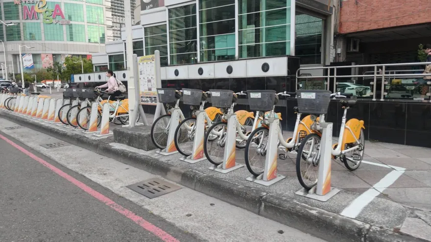 YouBike自行車能騎人行道？警方曝解答：騎錯罰1200