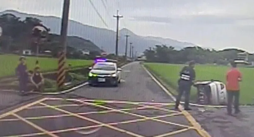 影/宜蘭嚴重車禍！「2車田間小路相撞」通通翻落去