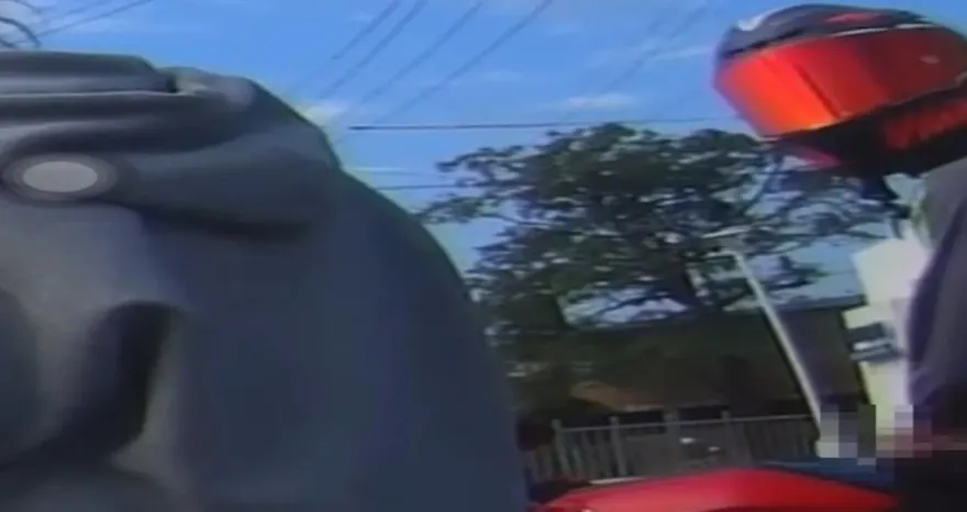 重機露鳥俠停紅燈「摩槍管」！　高雄警：已掌握對象