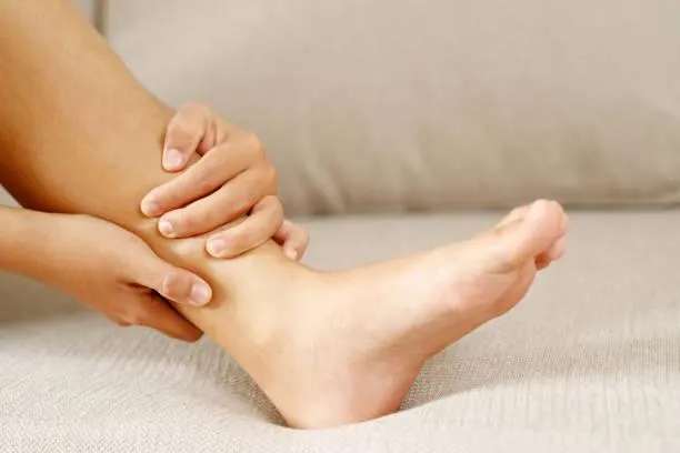 婦人左腳麻痛「一檢查竟是大腸癌」　醫嘆：已多處轉移...4警訊別忽視