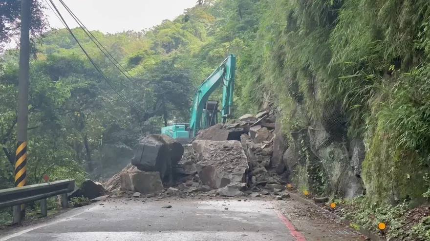影/三峽土石崩落封路　北111縣道2.5K至3K「雙向中斷」