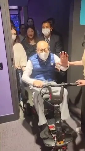 96歲李嘉誠嗨看五月天被問售港風波　旁人急回：退休了別問