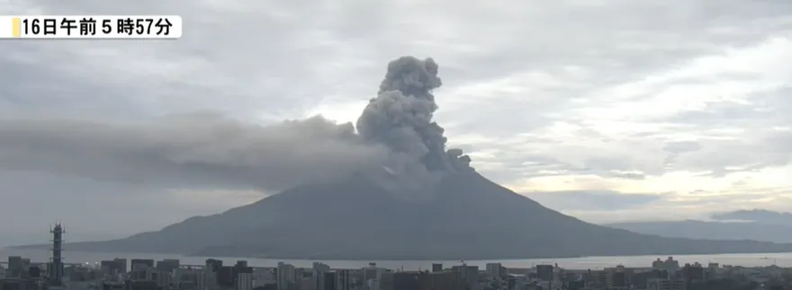 影/日櫻島火山噴發！濃煙竄3千公尺　超30航班取消