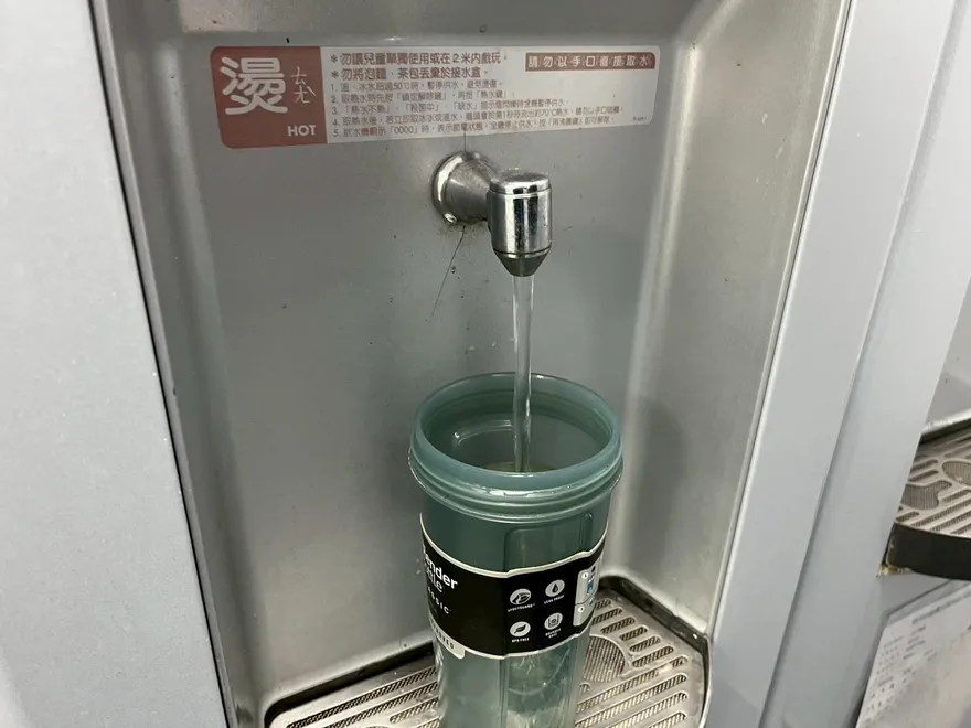不用翻白眼！從公司裝水帶回家　她見家人囤50瓶看傻了