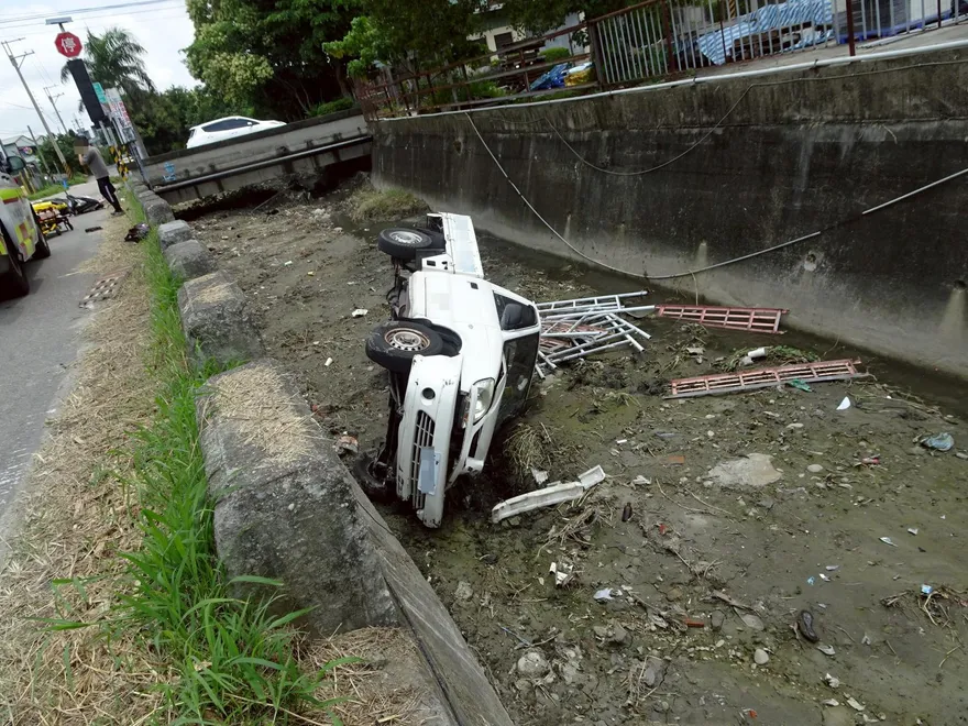 影/大雅小貨車與機車相撞！摔落水溝翻覆　2駕駛受傷