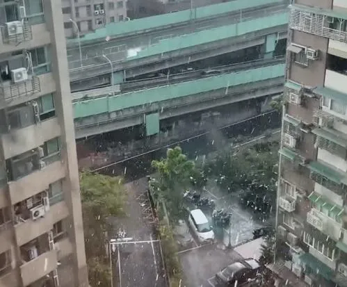 熱浪中驚喜！北市多地突砸下冰雹　民眾：「好像從天上洩洪」