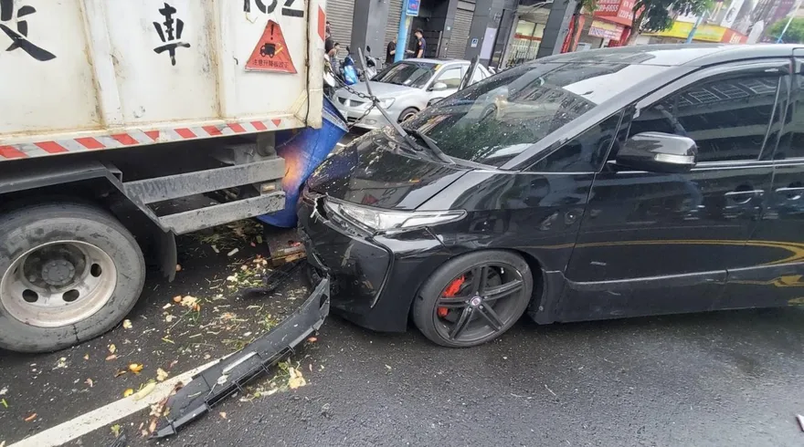 影/新北蘆洲休旅車連撞2車　2人受傷送醫