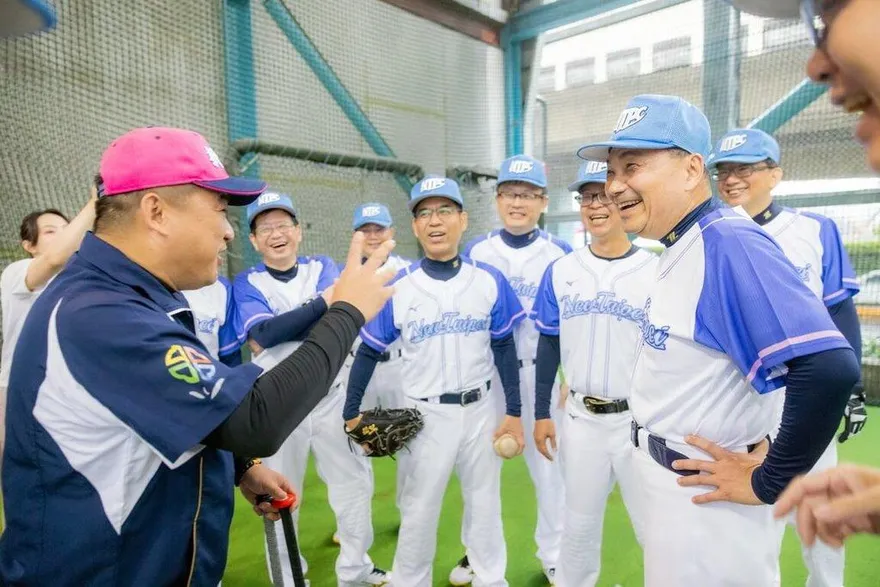 影/新北隊慢壘集訓備戰世壯運　地政局長慘遭球K頭