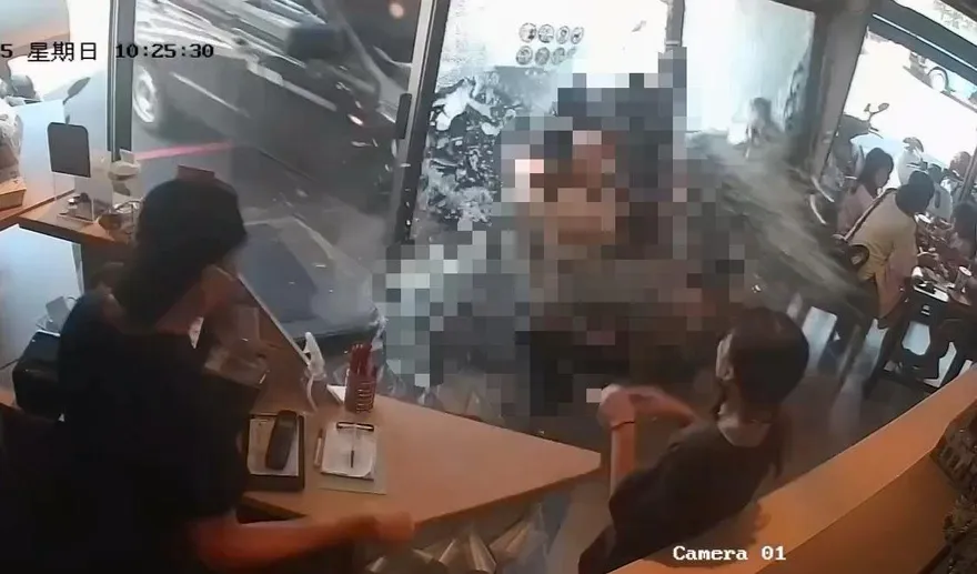 影/直擊！花蓮廂型車撞進早餐店2人噴飛　13人輕重傷